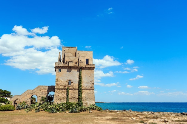 Torre Colimena sur la côte de la mer du Salento Italie