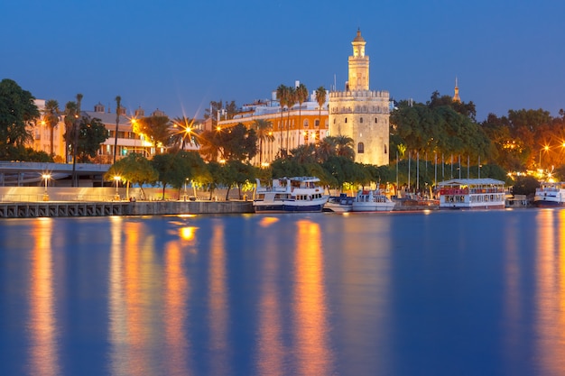 Torre del Oro la nuit à Séville, Espagne