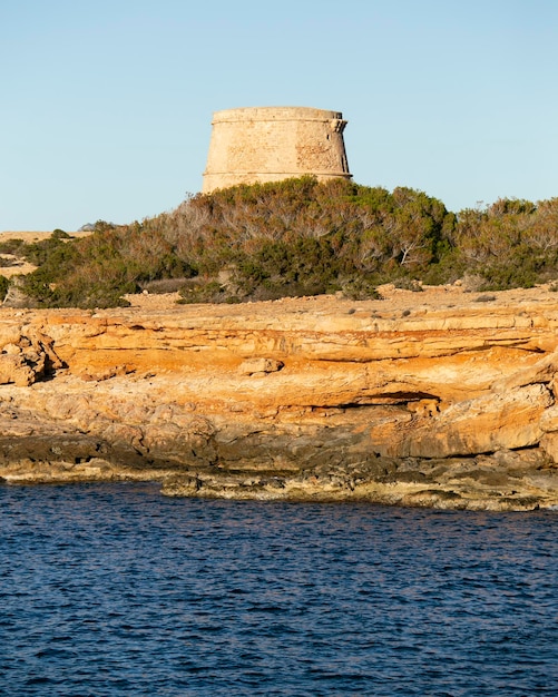 Photo la torre den rovira est située en face des îlots occidentaux entre les plages de comte et cal.