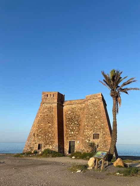 Torre de Macenas ou château de Macenas sur la plage de Mojacar, Almeria, Espagne.