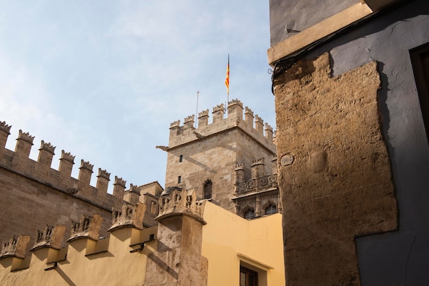 TORRE MEDIEVAL ANTIGUA EN VALENCIA ESPANA EN UN DIA SOLEADO