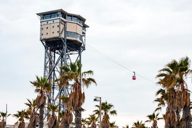 Torre sant sebastia avec téléphérique et restaurant en haut sur un jour nuageux