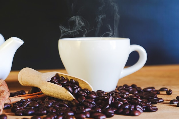 Torréfacteurs grain de café dans la cuillère de bois sur la table.