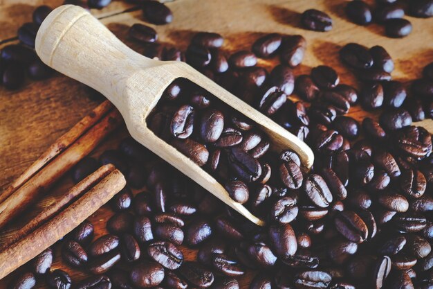 Torréfacteurs grain de café dans la cuillère de bois sur la table.