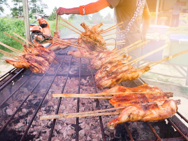 Torréfaction du poulet dans la rue. cuisine thaïlandaise traditionnelle.