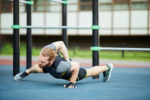 Torsion du corps tout en faisant des pompes