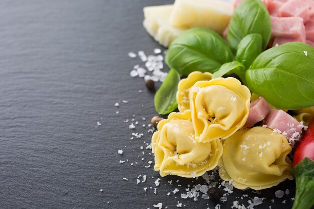Photo tortellini crus italiens faits maison avec jambon et fromage