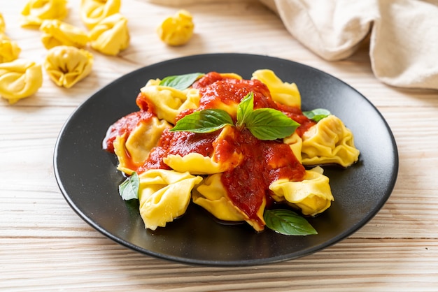 Tortellini italiens à la sauce tomate