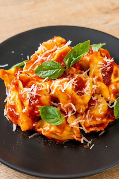 Tortellini italiens à la sauce tomate