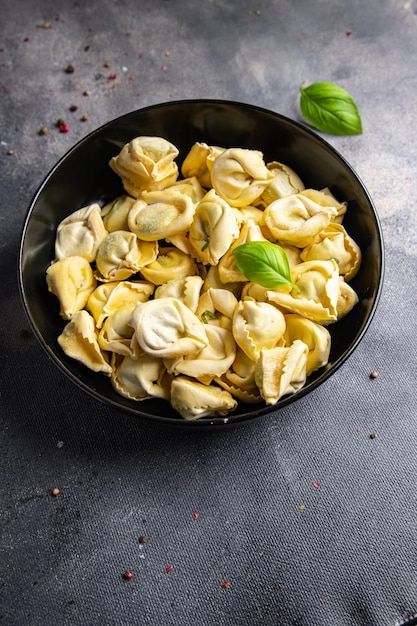 tortellini légume repas sain nourriture collation régime sur la table copie espace nourriture fond veggie