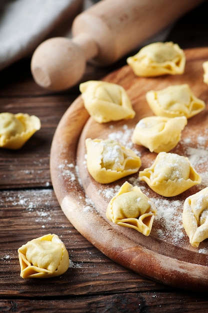 Tortellini maison italienne sur la table en bois