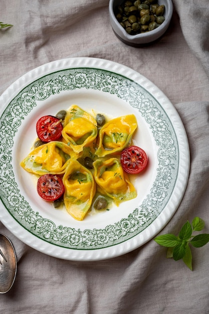 Photo tortellini de pâtes aux crevettes et ricotta en sauce au beurre