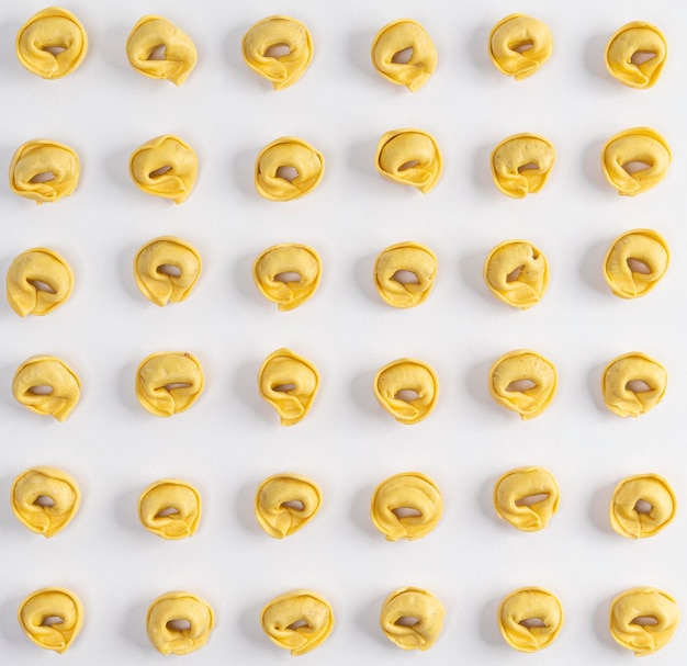 Photo tortellini sur une surface blanche