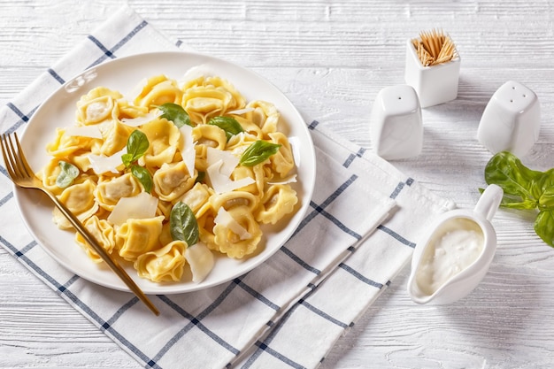 Tortelloni au fromage sur une assiette