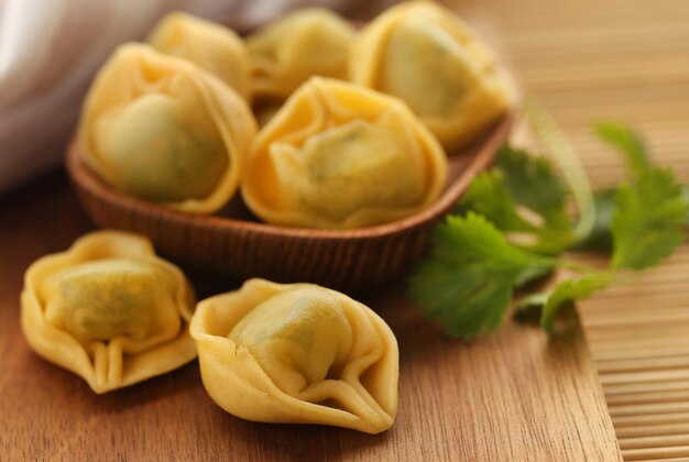 Tortelloni italien à base de farine avec épinards et autres ingrédients