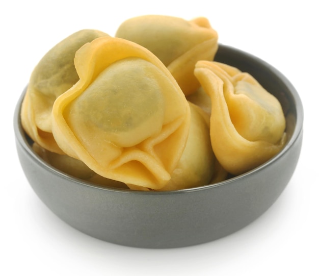 Tortelloni italien fait d'épinards et de farine