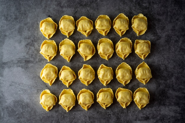 Tortellonis Pâtes traditionnelles italiennes à la viande ou aux légumes