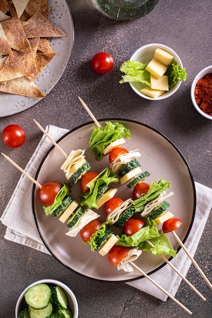 Tortilla au fromage de concombre aux tomates fraîches et canape de laitue sur une assiette et vue verticale