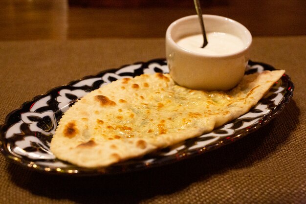 Photo tortilla au fromage et sauce tarte au fromage avec croûte brunâtre ou pizza quatro formaggi italienne khachapuri géorgienne