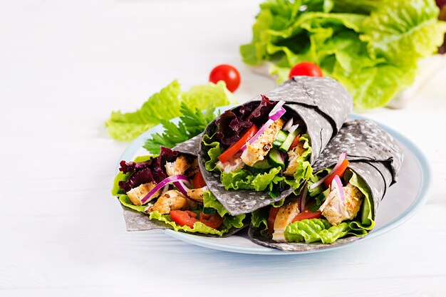 Tortilla avec encre de seiche au poulet et légumes