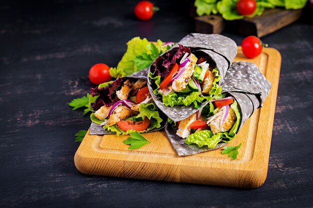 Tortilla avec encre de seiche au poulet et légumes