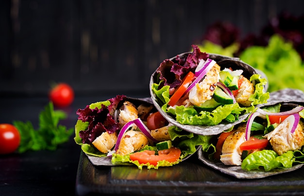 Photo tortilla avec encre de seiche au poulet et légumes