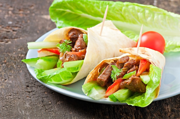 Tortilla enrobée de viande et de légumes frais