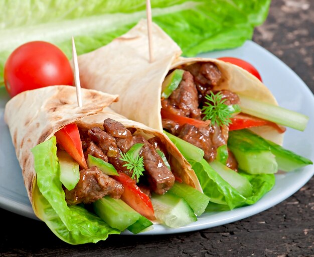 Tortilla enrobée de viande et de légumes frais