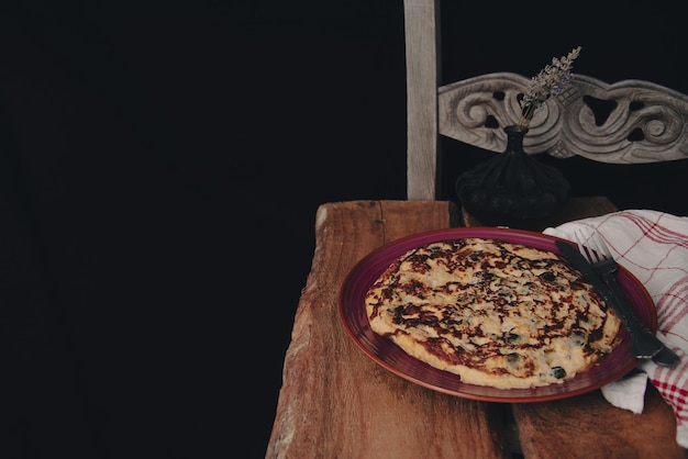 Tortilla, omelette espagnole avec pommes de terre frites et légumes.