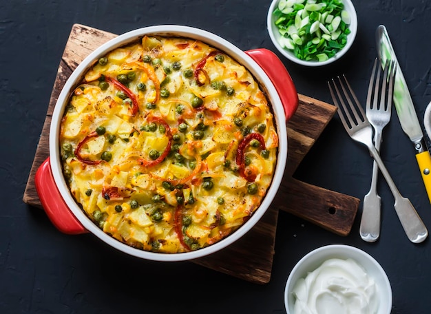 Tortilla de pommes de terre et de légumes sur une vue de dessus de fond sombre