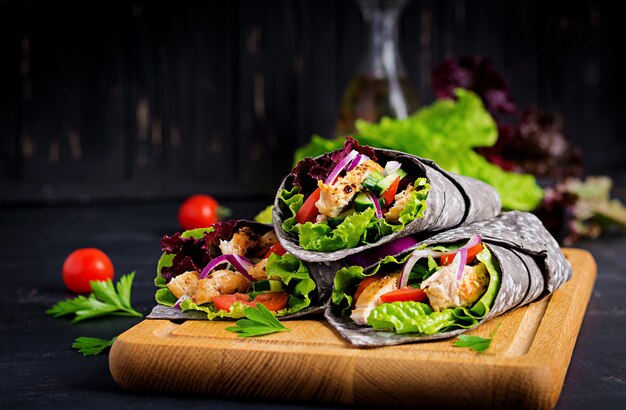 Tortilla avec de la seiche à l'encre et du poulet et des légumes