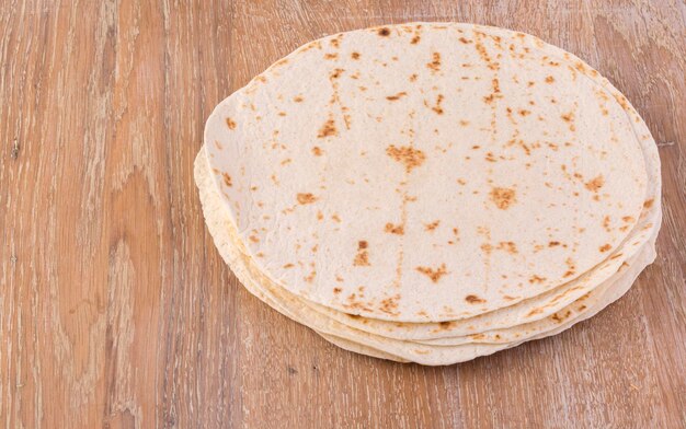 une tortilla sur une table en bois