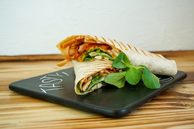 Tortilla sur une table de restaurant