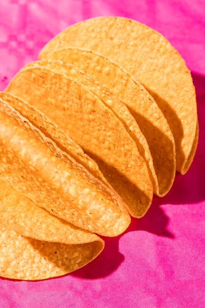 Tortillas à Angle élevé Sur Fond Rose