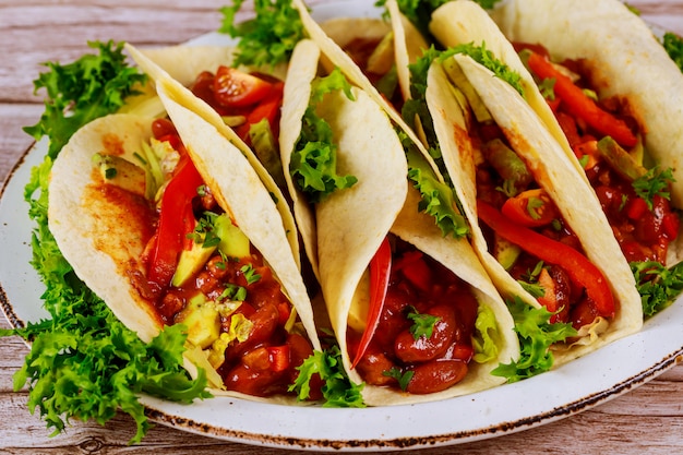 Tortillas colorées avec haricots, boeuf et légumes avec salsa.