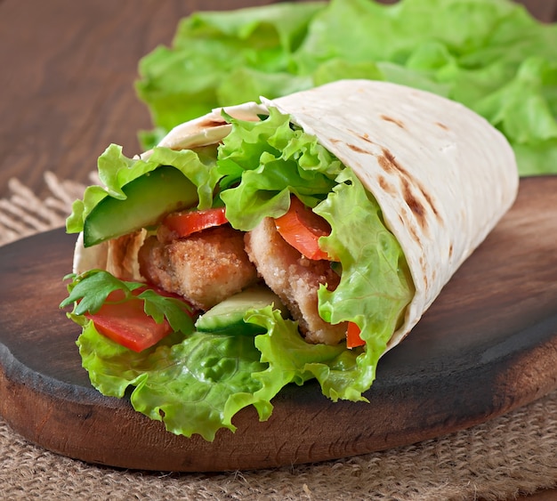 Tortillas Fraîches Avec Nuggets De Poulet Et Légumes Sur La Plaque