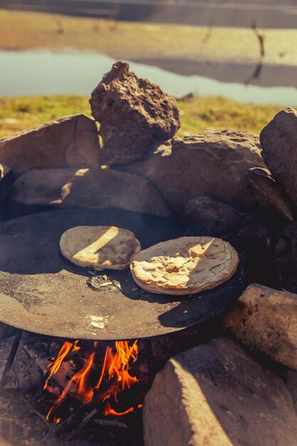 Tortillas grillées au feu de charbon de bois