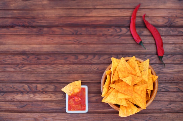 Tortillas de maïs dorées croustillantes avec sauce piquante à la salsa et piment rouge pour une collation épicée