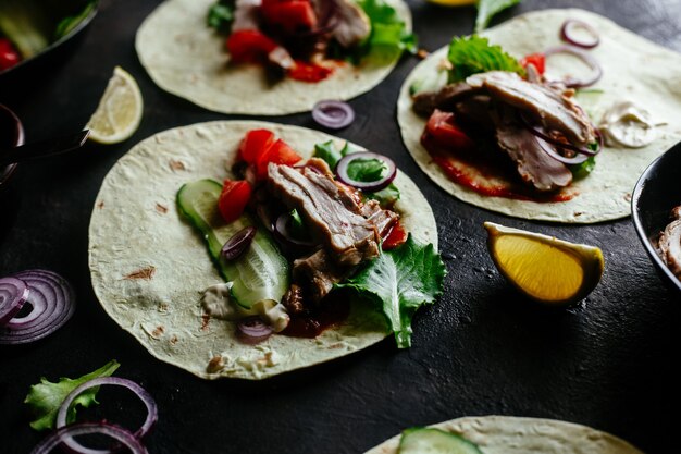 Tortillas de maïs farcies au poulet et légumes sur une table en bois Cuisiner des tacos