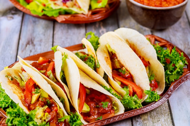 Tortillas De Maïs Farcies De Viande, De Haricots Et De Légumes Sur Une Table En Bois