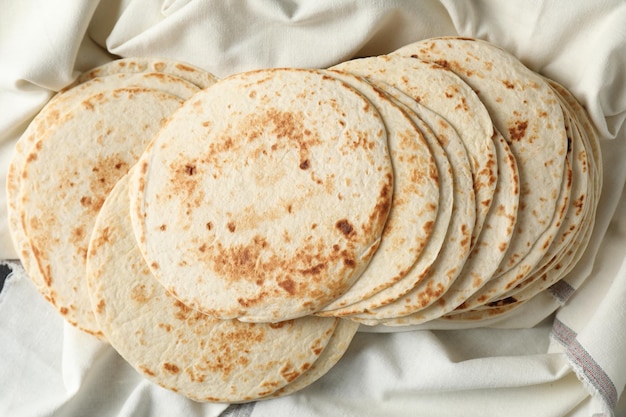 Des tortillas maison délicieuses et du tissu sur la table.