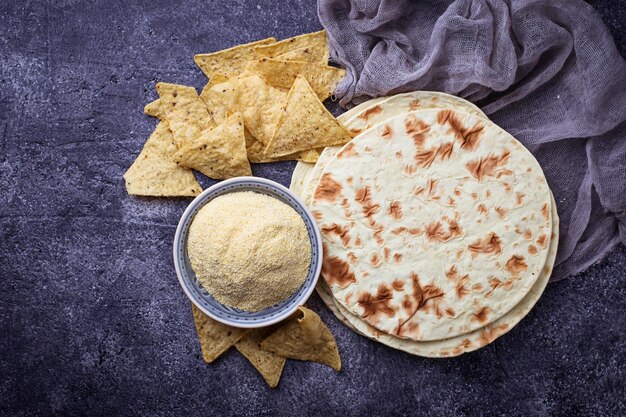 Tortillas mexicaines avec des chips et de la farine de maïs