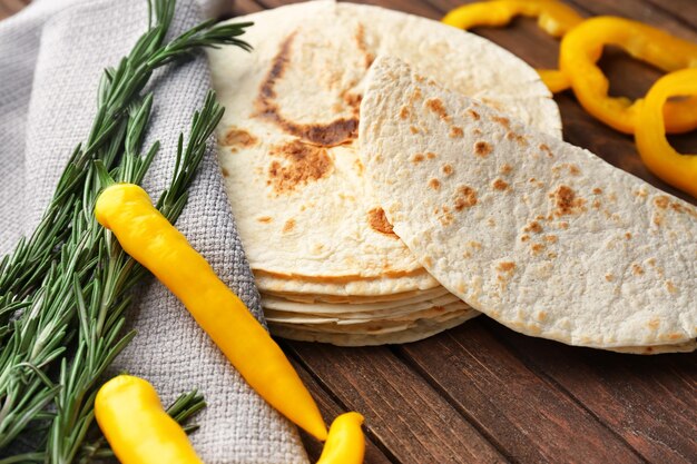 Tortillas sans levain sur table de cuisine