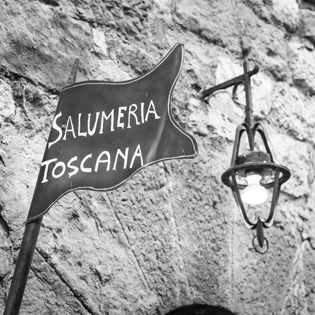 Toscane, Italie. Plaque de rue de boucherie traditionnelle sur un vieux mur