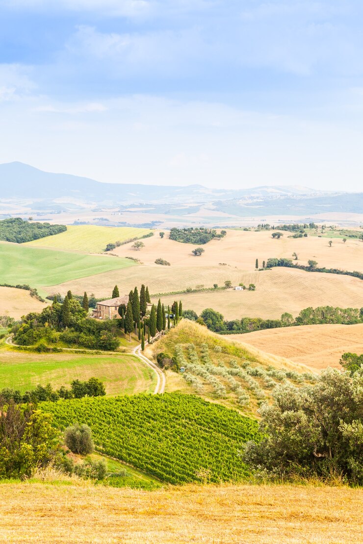 Photo toscane, région du val d'orcia. magnifique campagne par une journée ensoleillée, juste avant l'arrivée de la pluie