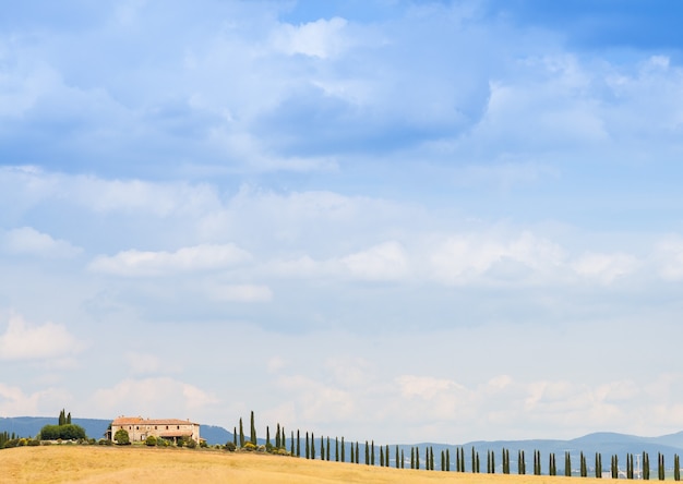 Toscane, région du Val d'Orcia. Magnifique campagne par une journée ensoleillée, juste avant l'arrivée de la pluie