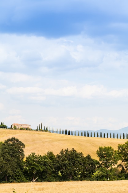 Toscane, région du Val d'Orcia. Magnifique campagne par une journée ensoleillée, juste avant l'arrivée de la pluie