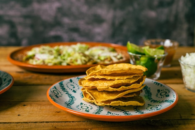 Tostada de maïs cuisine mexicaine typique Tostadas sur une assiette sur une table en bois