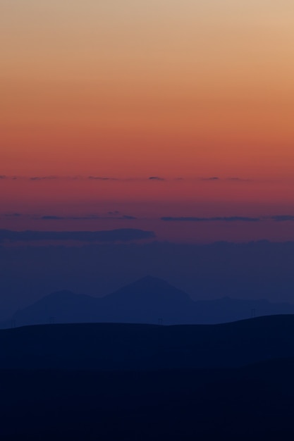 Photo tôt le matin. aube sur les montagnes du caucase du nord en russie