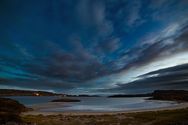 Tôt le matin sur la baie de la mer de Barents. Paysage dans le nord de la Russie.